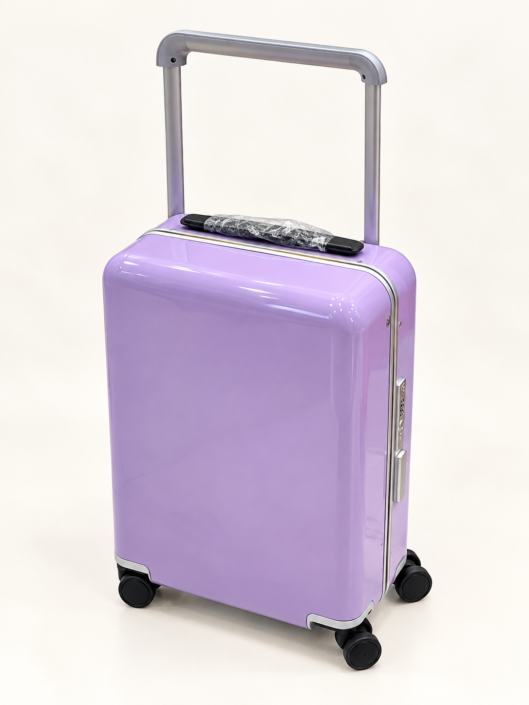 : Hard shell suitcase

Security: Integrated security lock

Wheels: 360° spinner wheels

Handle: Telescopic pull handle

Interior: Zipped mesh compartment and additional pocket

Packing: Adjustable packing straps