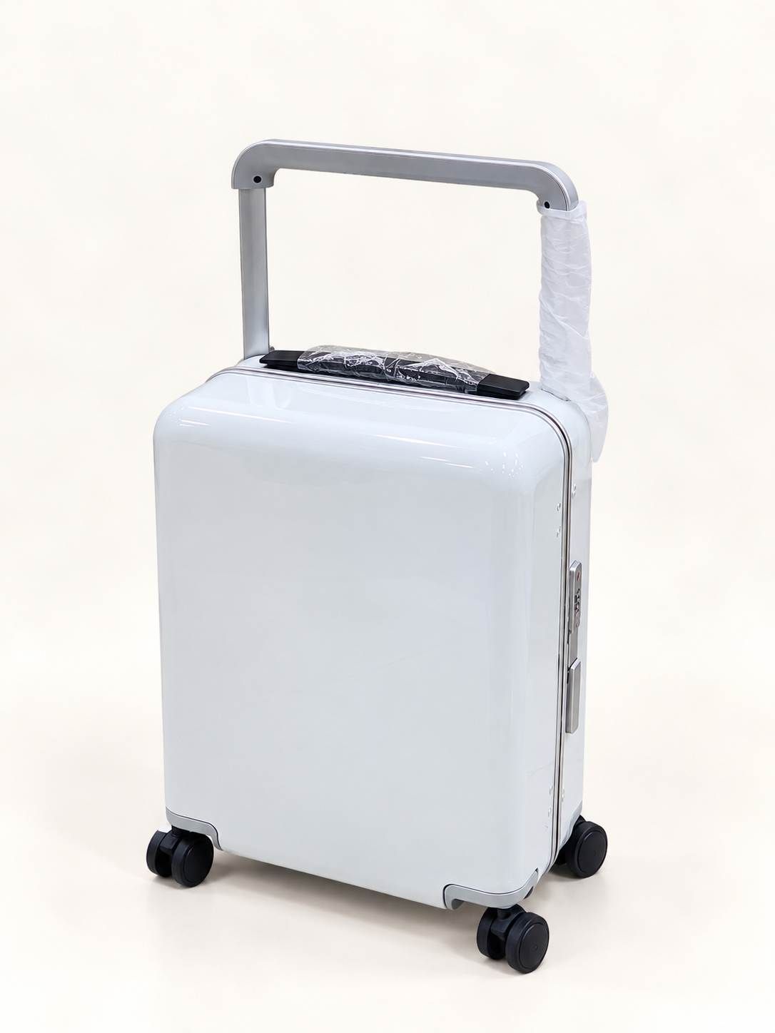 : Hard shell suitcase white box

Security: Integrated security lock

Wheels: 360° spinner wheels

Handle: Telescopic pull handle

Interior: Zipped mesh compartment and additional pocket

Packing: Adjustable packing straps