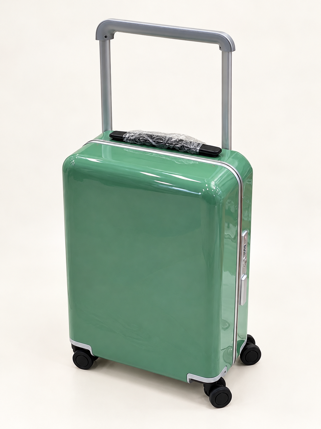 : Hard shell suitcase

Security: Integrated security lock

Wheels: 360° spinner wheels

Handle: Telescopic pull handle

Interior: Zipped mesh compartment and additional pocket

Packing: Adjustable packing straps